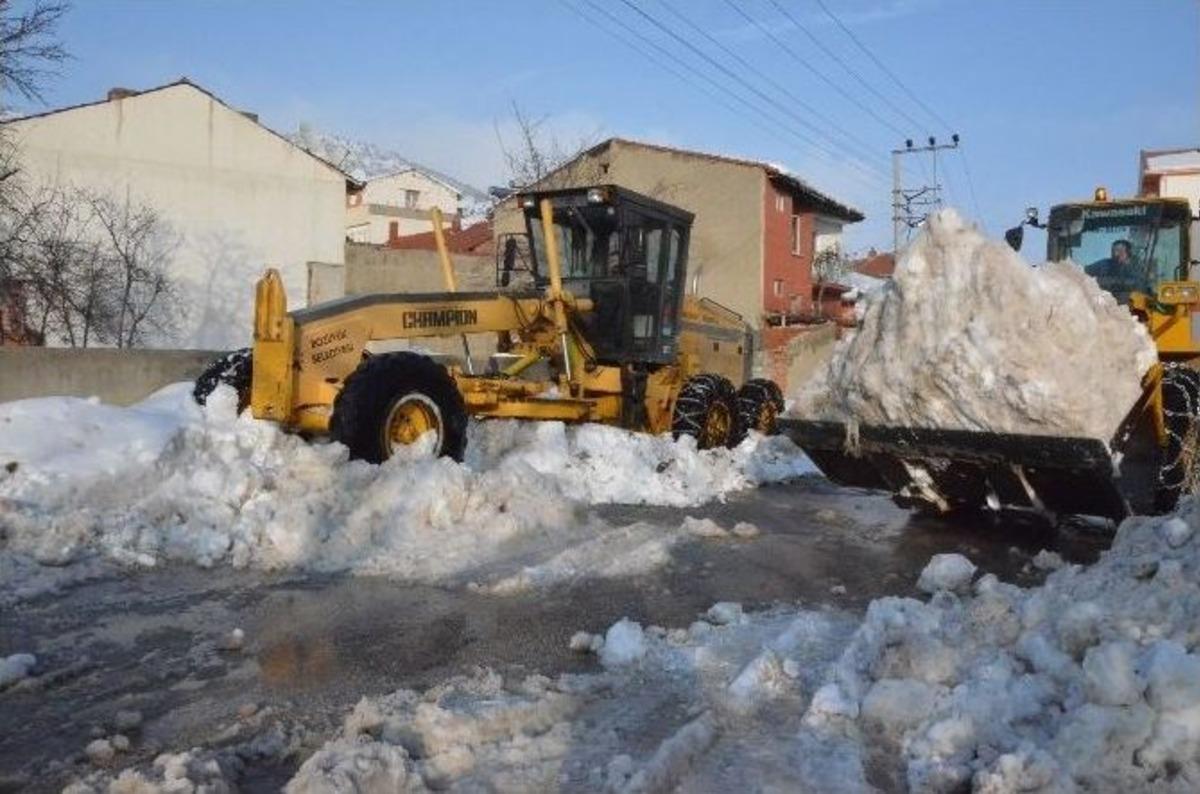 Boz&uuml;y&uuml;k&rsquo;te Kar Temizleme &Ccedil;alışmaları