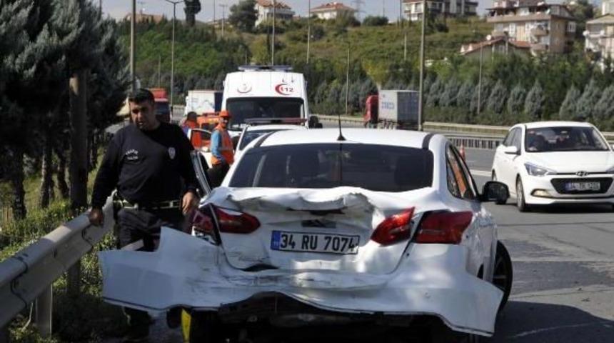 Kamyonun &Ccedil;arptığı Otomobilin S&uuml;r&uuml;c&uuml;s&uuml; Yaralandı