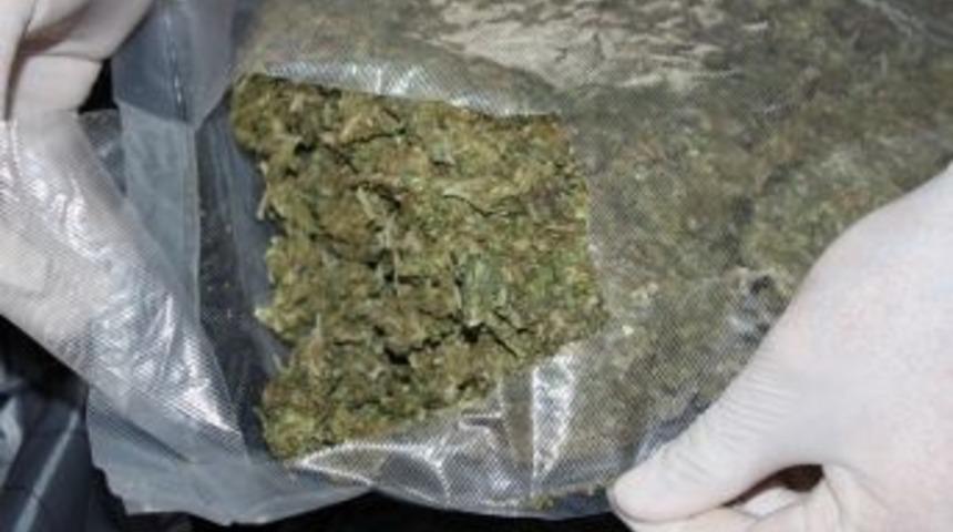 Valizden 15 Kilo Esrar &Ccedil;ıktı