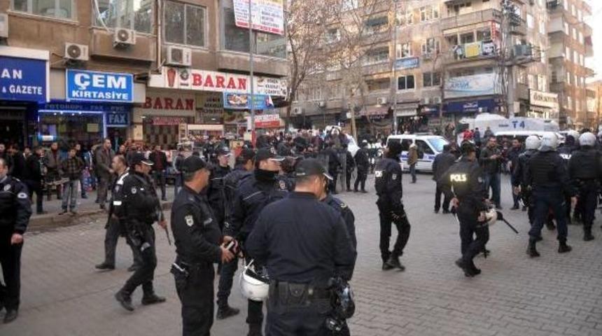 Diyarbakır'da, Mustazaflar- Zabıta Kavgası: 2 Yaralı