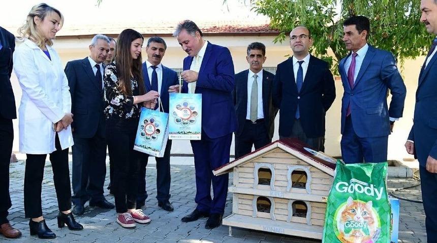 Sosyal Medyadan Başkana Ulaşan &Ouml;ğrenci Kedilerini Kurtardı