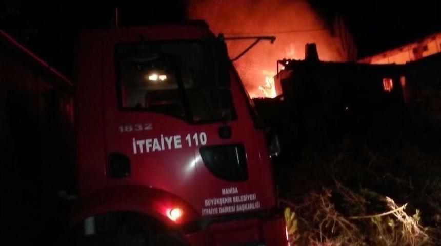 Demirci&rsquo;de İki Ailenin Yaşadığı Ev Yanarak K&uuml;l Oldu