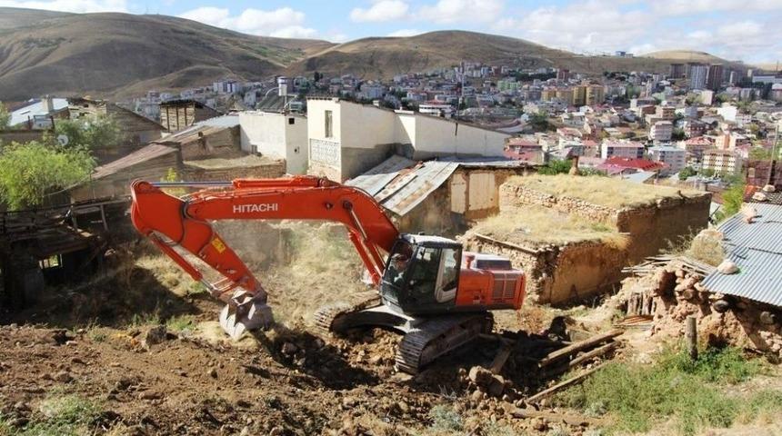 Harabe Binaların Yıkım &Ccedil;alışmaları Devam Ediyor