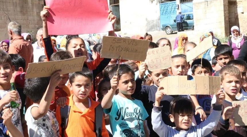 &Ouml;ğrenciler 3 Kilometre Uzaklıktaki Okula Y&uuml;r&uuml;yerek Gidiyor