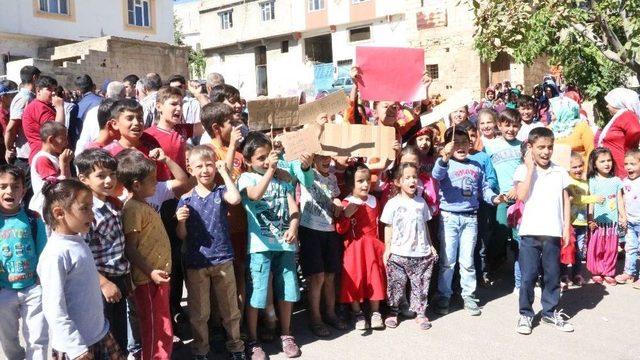 Öğrenciler 3 Kilometre Uzaklıktaki Okula Yürüyerek Gidiyor