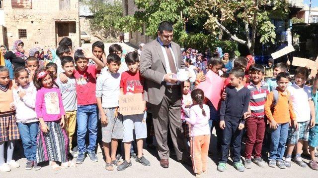 Öğrenciler 3 Kilometre Uzaklıktaki Okula Yürüyerek Gidiyor