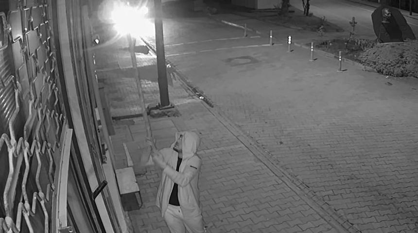 Kamera A&ccedil;ısını Bozayım Derken D&uuml;zelten Şaşkın Hırsızlar Kamerada