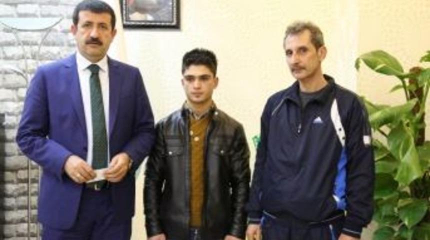 Başkan Ekinci, Milli Sporcuya Kucak A&ccedil;tı