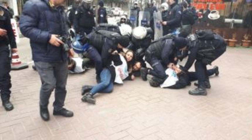 İzinsiz Y&uuml;r&uuml;y&uuml;ş Yapan Kesk &Uuml;yesi Gruba Polis M&uuml;dahalesi