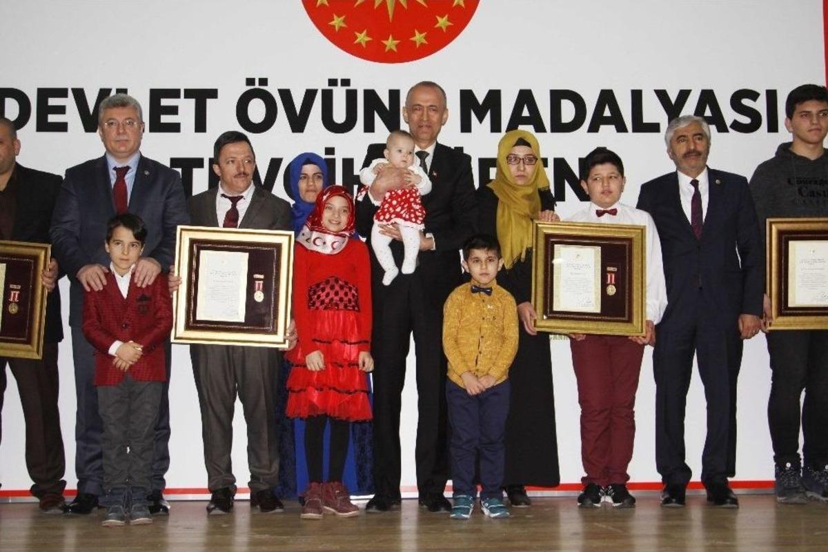Şehit Yakınları Ve Gazilere Devlet &Ouml;v&uuml;n&ccedil; Madalyası Ve Beraatları Verildi