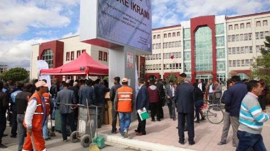 Erciş'te 3 Bin Kişiye Aşure Dağıtıldı