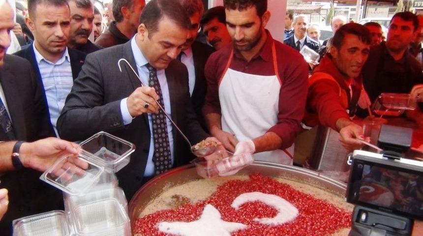 Erciş&rsquo;te 3 Bin Kişiye Aşure Dağıtıldı