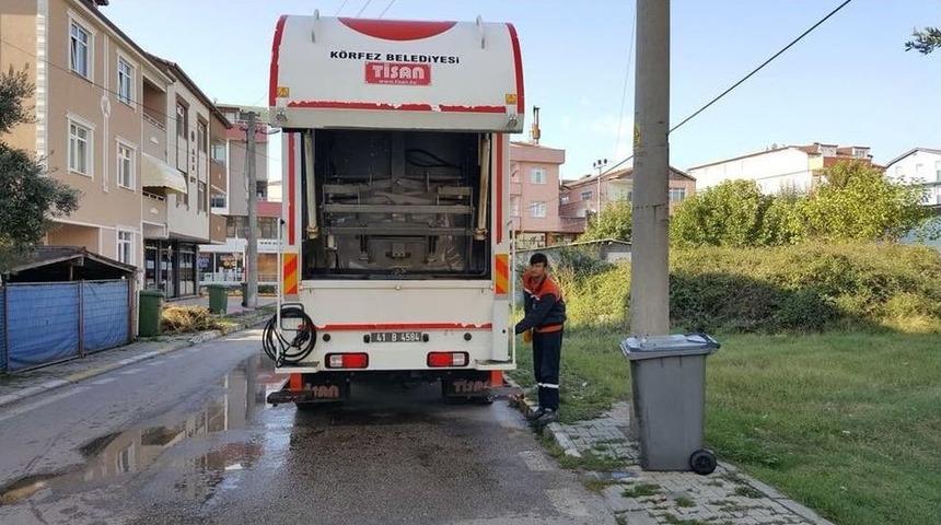 K&ouml;rfez&rsquo;de &Ccedil;&ouml;p Konteynerleri Yıkanıyor