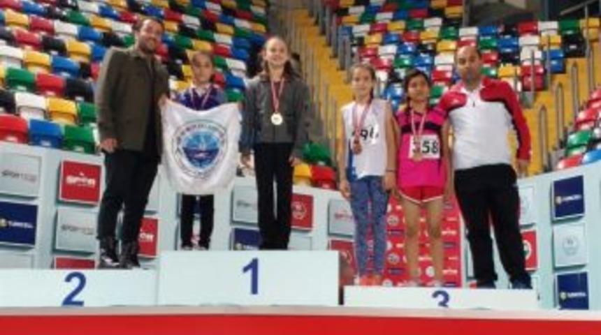 Gemlikli Atletten G&uuml;m&uuml;ş Madalya