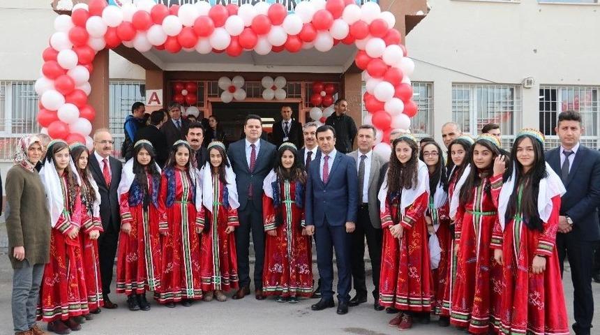 Okul M&uuml;d&uuml;r&uuml; Odasını K&uuml;t&uuml;phane Yaptı