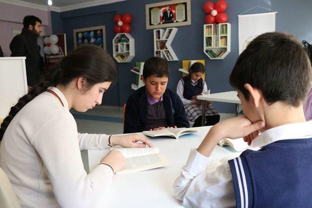 Okul M&uuml;d&uuml;r&uuml; Odasını K&uuml;t&uuml;phane Yaptı 1