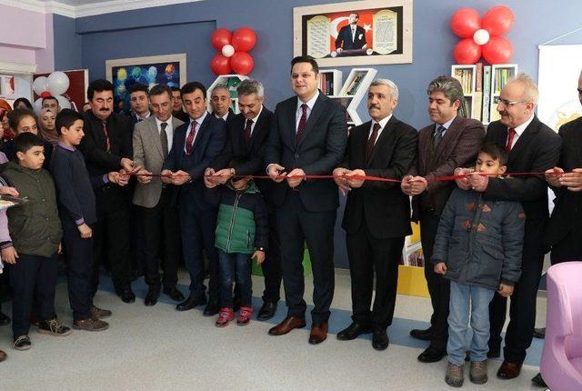 Okul M&uuml;d&uuml;r&uuml; Odasını K&uuml;t&uuml;phane Yaptı 2