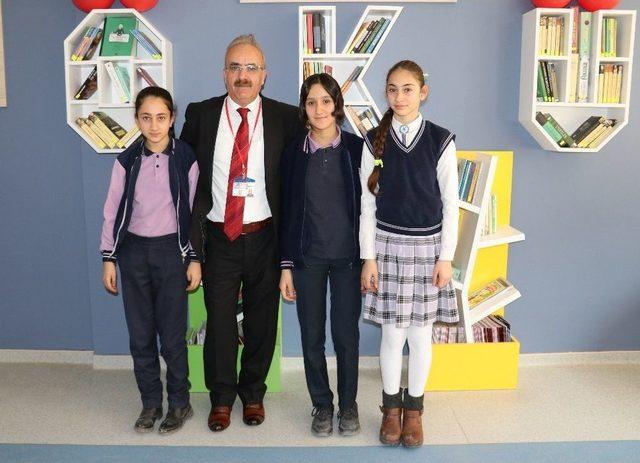 Okul M&uuml;d&uuml;r&uuml; Odasını K&uuml;t&uuml;phane Yaptı 3