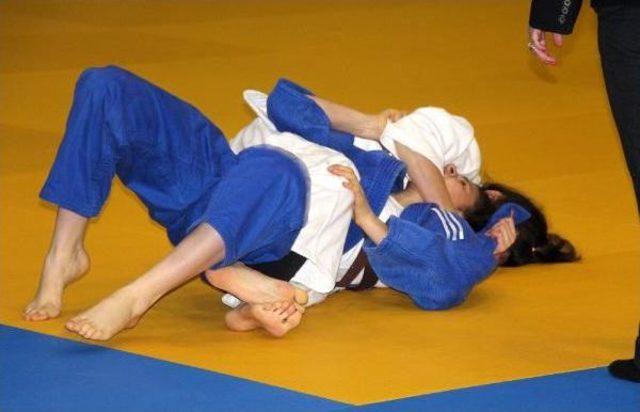 Türkiye Judo Şampiyonası Zonguldak'ta Başladı