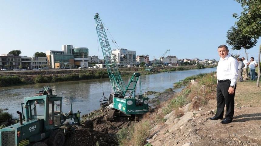 Elek&ccedil;i Irmağı Temizleniyor