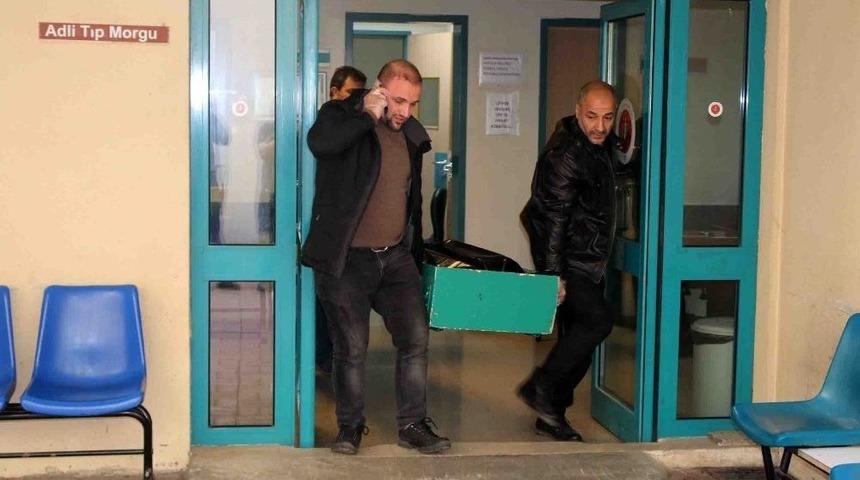 Siyan&uuml;r İ&ccedil;erek İntihar Eden Gencin Cenazesi Morgdan Alındı