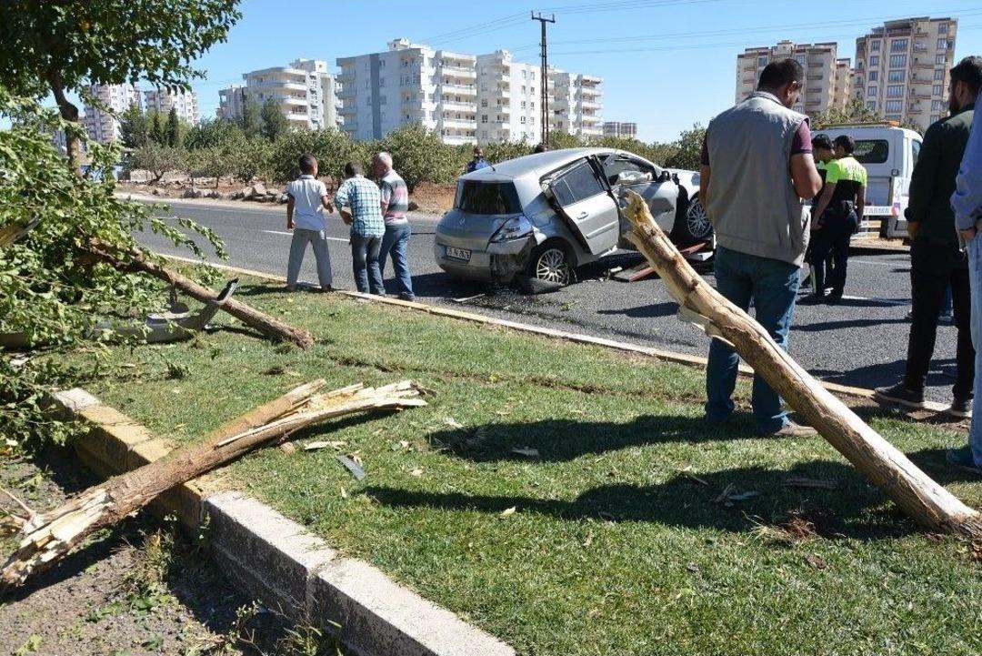Kontrolden &Ccedil;ıkan Otomobil Ref&uuml;je &Ccedil;arptı: 1 Yaralı