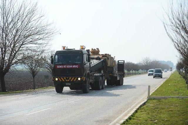 Sınıra Tank Sevkiyatı Sürüyor