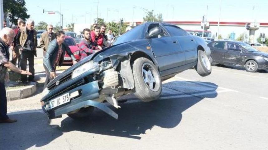 3 Aracın Karıştığı Zincirleme Kazada Yaralanan Olmadı