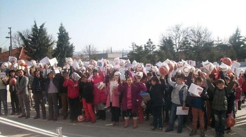 Bir Ellerinde Karne, Bir Ellerinde Top