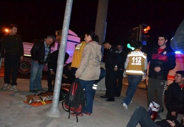 Otomobil İle Motosiklet Çarpıştı: 2 Yaralı 1