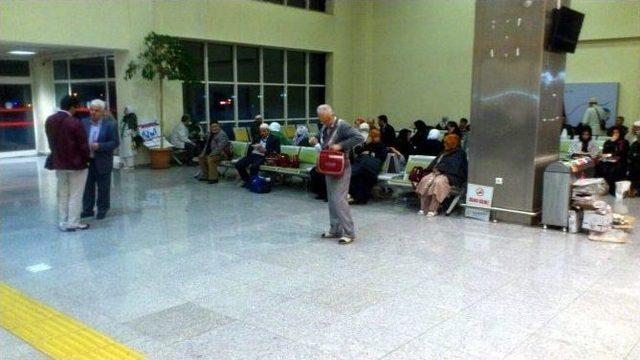 Umre Yolcuları 11 Saattir Havaalanında Bekliyor 1