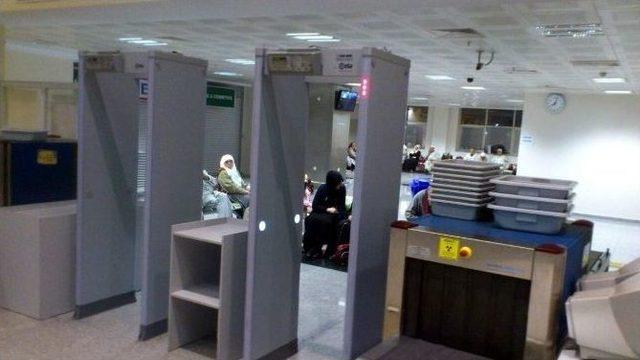 Umre Yolcuları 11 Saattir Havaalanında Bekliyor 2