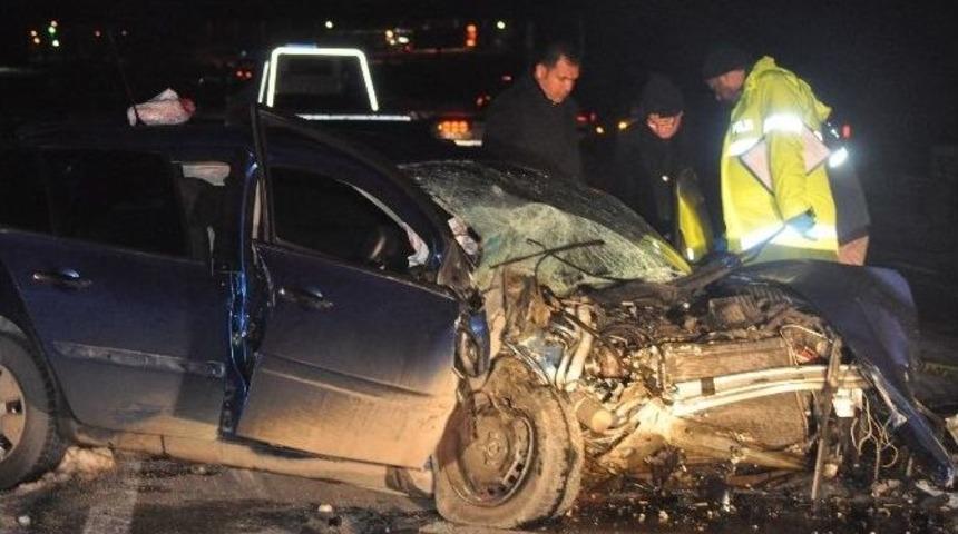 Otomobil İş Makinesine &Ccedil;arptı: 2 &Ouml;l&uuml;, 2 Yaralı