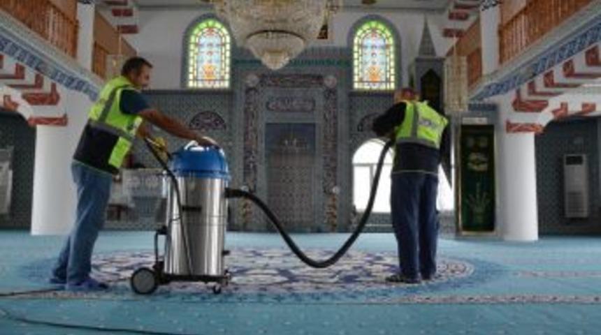 Kartepe&rsquo;de Camilerin Temizliğini Belediye &Uuml;stleniyor