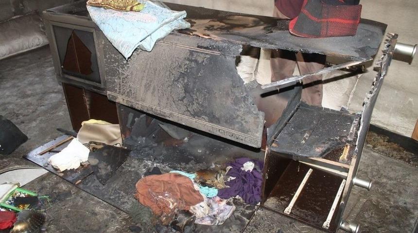 Soba Borusundan &Ccedil;ıkan Kıvılcım Odayı K&uuml;le &Ccedil;evirdi