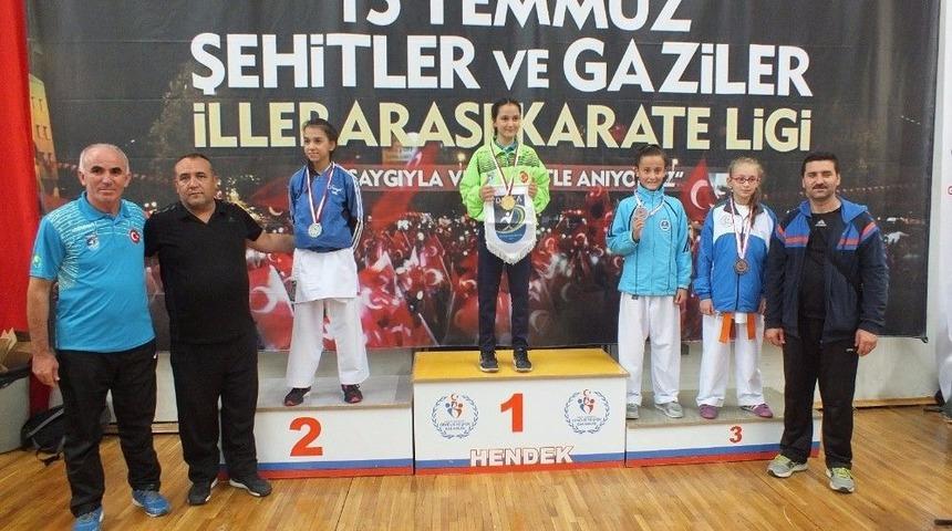 Kağıtsporlu Kareteciler Sakarya&rsquo;dan 12 Madalya İle D&ouml;nd&uuml;