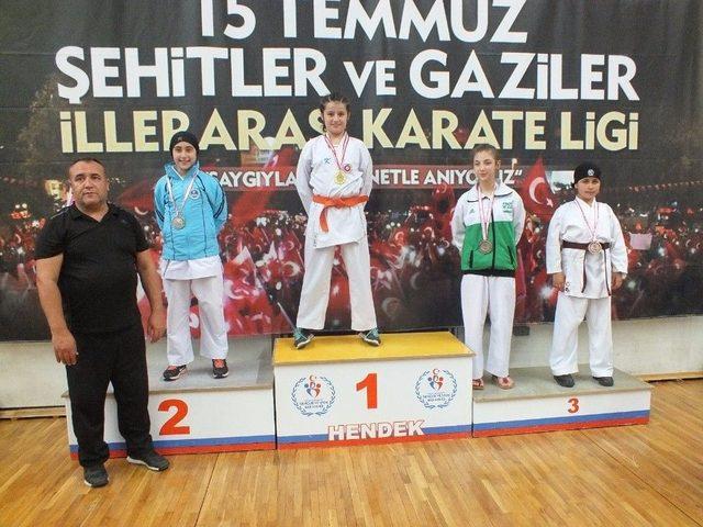 Kağıtsporlu Kareteciler Sakarya’dan 12 Madalya İle Döndü