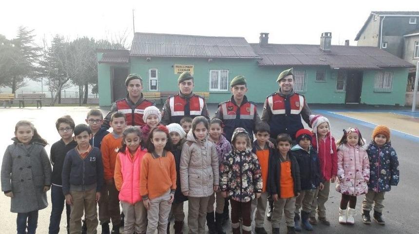 Jandarma, Okul Ve &Ccedil;evrelerinde Denetimlerini Sıklaştırdı