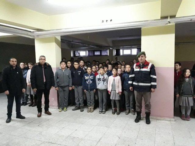 Jandarma, Okul Ve &Ccedil;evrelerinde Denetimlerini Sıklaştırdı 2