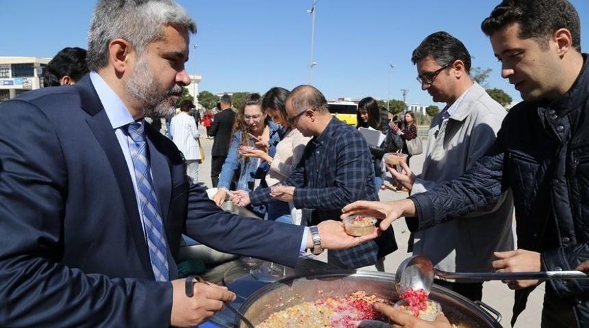 As&uuml; &Ouml;ğrencilere Aşure İkram Etti