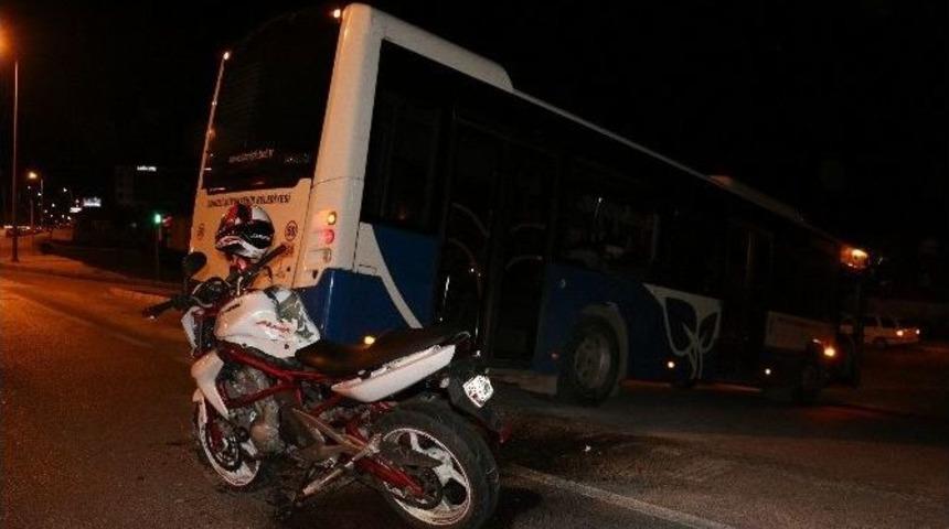 Polisten Ka&ccedil;an Motosiklet Otob&uuml;se &Ccedil;arptı: 2 Yaralı