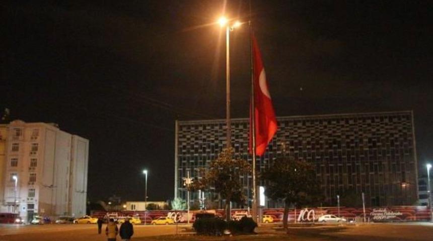 Taksim'deki Dev T&uuml;rk Bayrağı Yarıya Indi