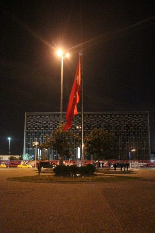 Taksim deki Dev Türk Bayrağı Yarıya Indi 1