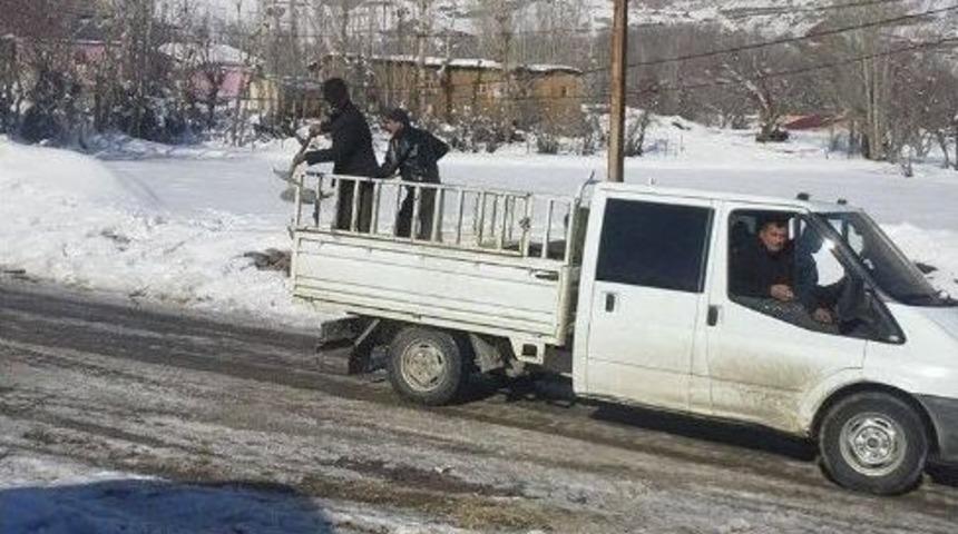 Durankaya Beldesi&rsquo;nde Yol Tuzlama &Ccedil;alışması Başlattı