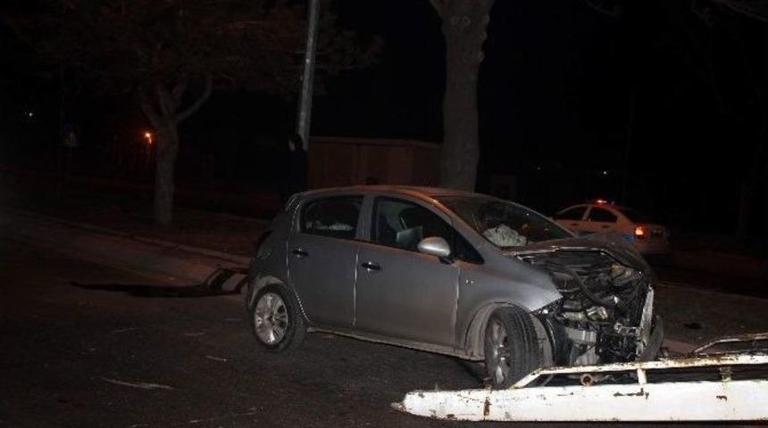 Otomobil Ağaca &Ccedil;arptı: 2 Yaralı