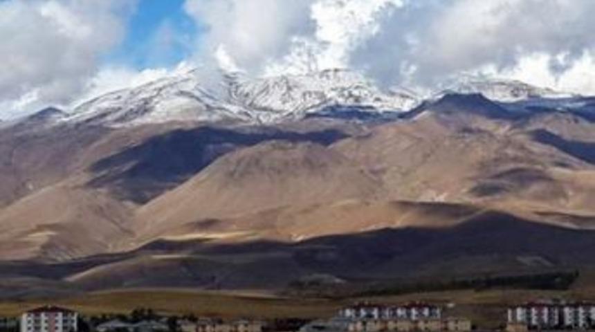 S&uuml;phan Dağı'na Mevsimin Ilk Karı Yağdı