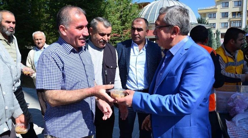 Pursaklar Belediyesi Aşure Dağıttı