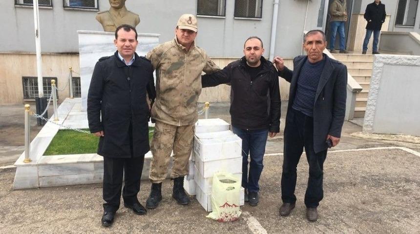 Sason&rsquo;da Mehmet&ccedil;ik İ&ccedil;in Hazırlanan Bal Ve Cevizli Sucuk Karakola Teslim Edildi