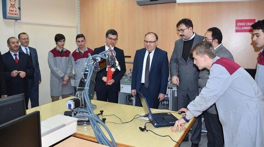 Vali Tutulmaz, &Ouml;ğrencilerin İcatlarını İnceledi