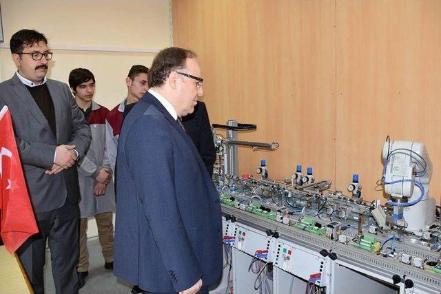 Vali Tutulmaz, &Ouml;ğrencilerin İcatlarını İnceledi 1